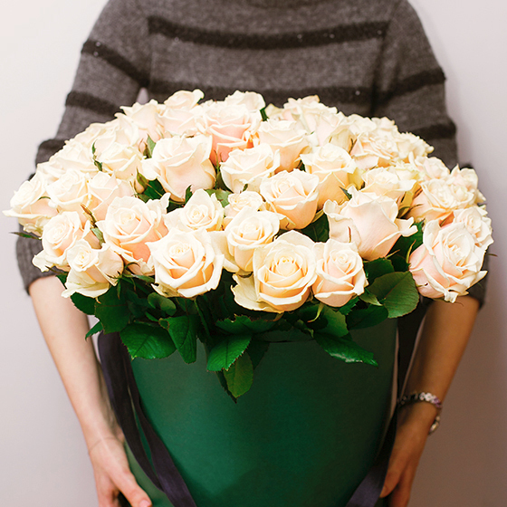 Белые розы в&nbsp;коробке<span style="font-style: italic;"></span>